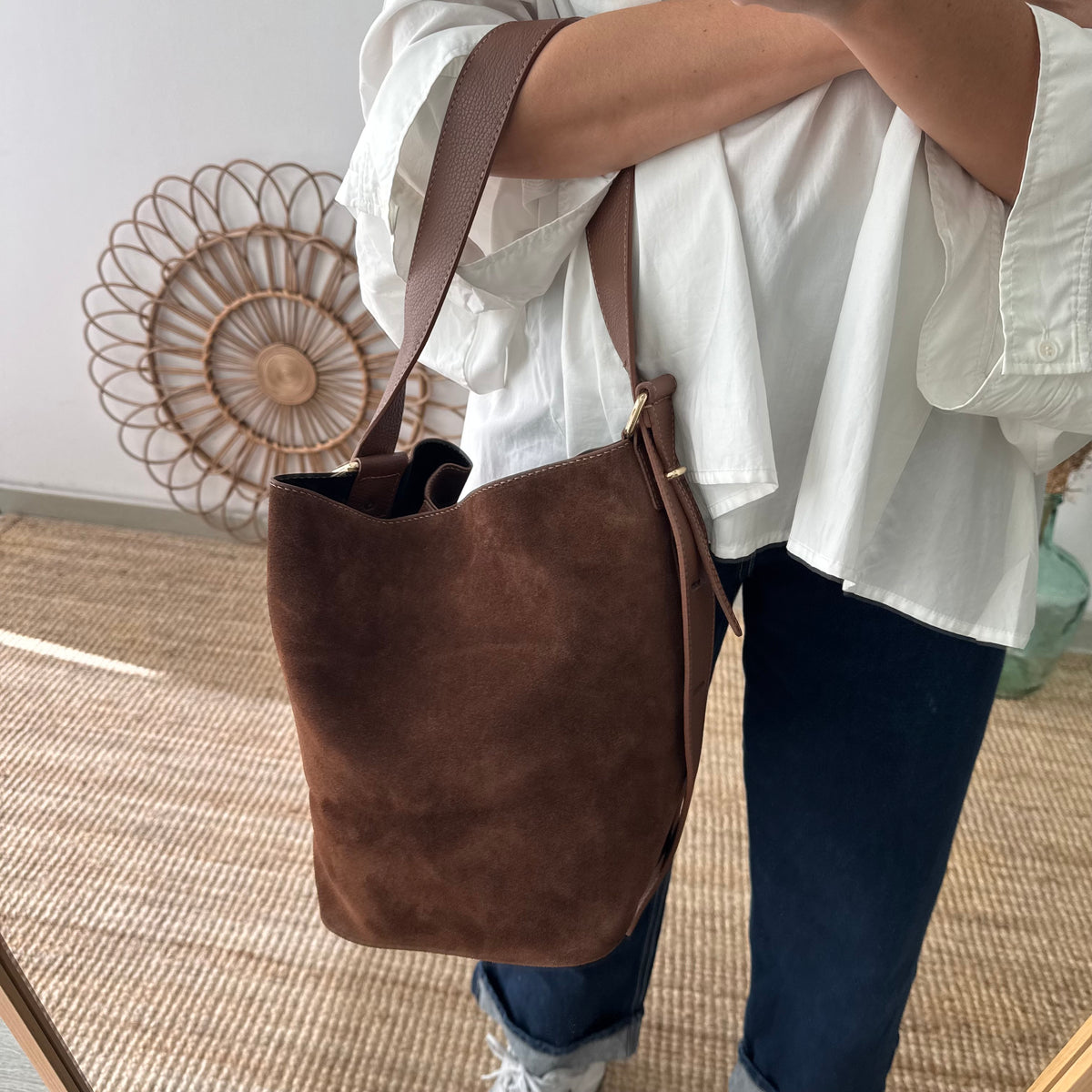 Bolso cubo serraje y piel marrón