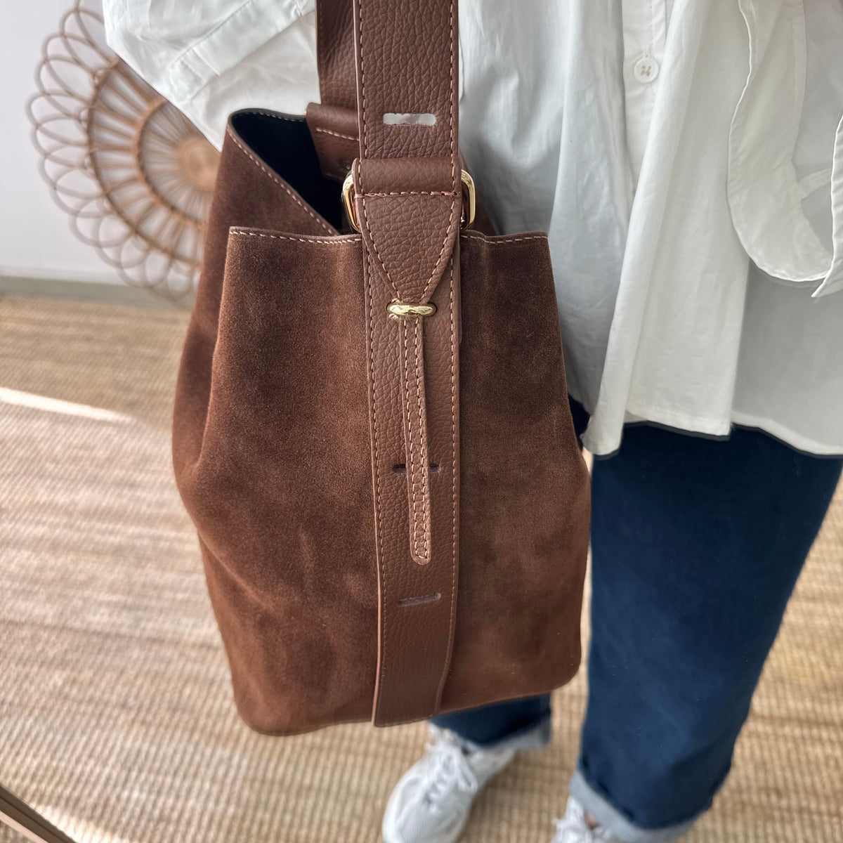 Bolso cubo serraje y piel marrón