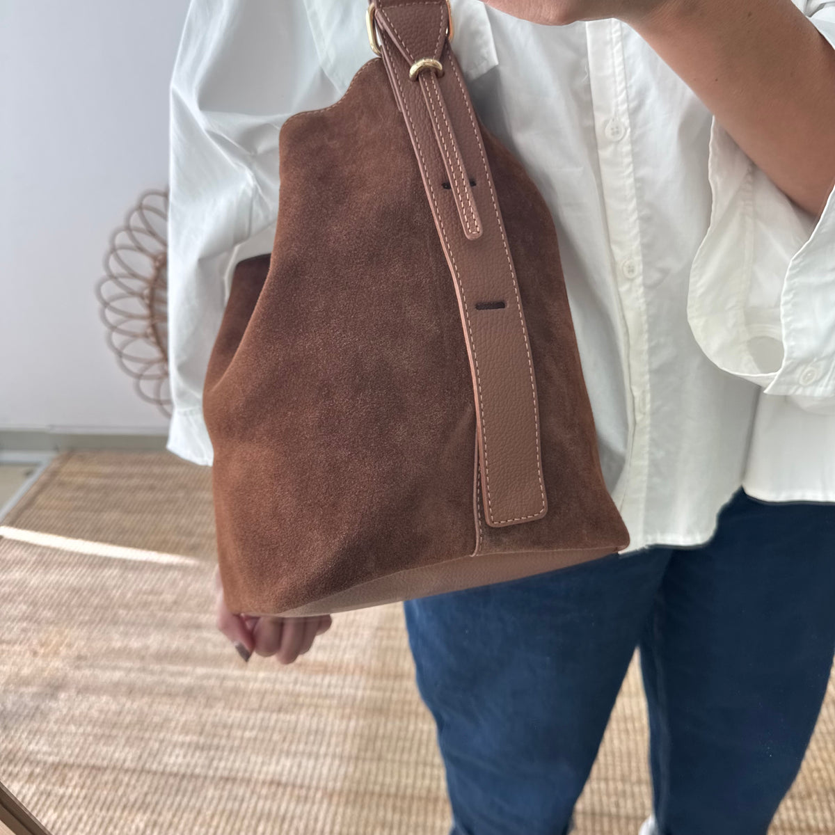 Bolso cubo serraje y piel marrón