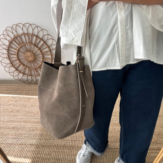 Bolso cubo serraje y piel taupe