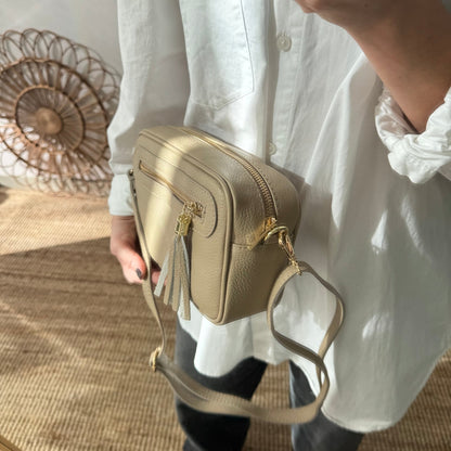 Bolso rectangular piel taupe pompón iniciales bordadas