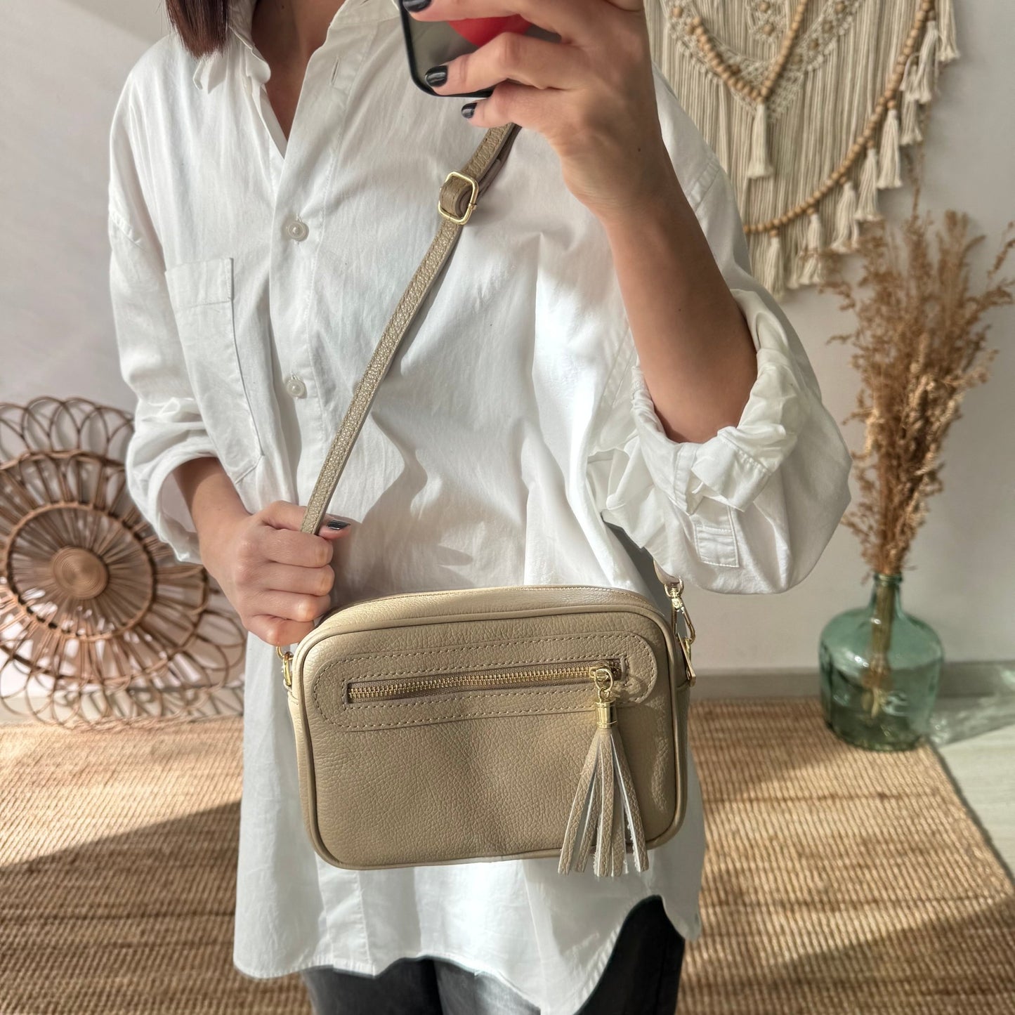 Bolso rectangular piel taupe pompón iniciales bordadas