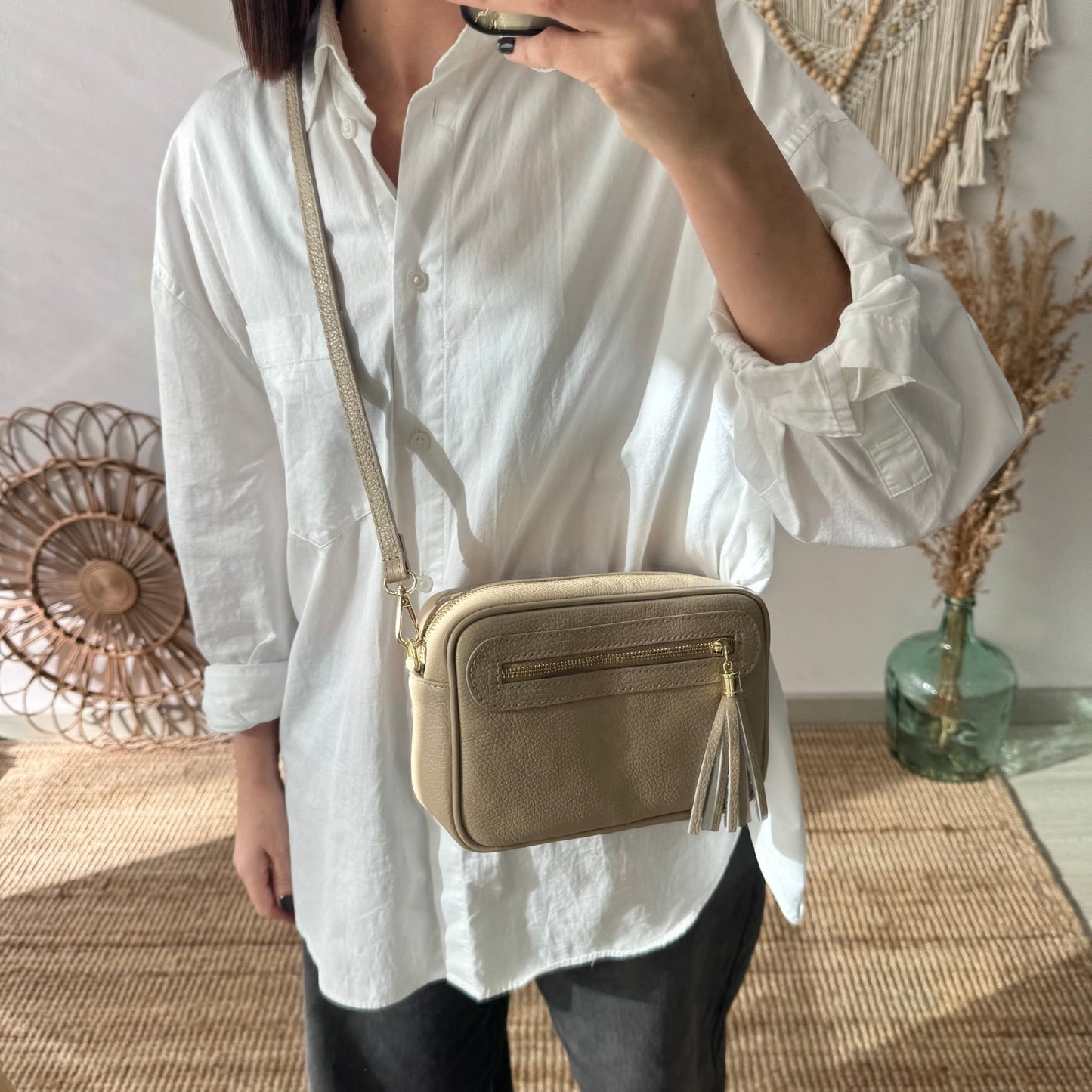 Bolso rectangular piel taupe pompón iniciales bordadas