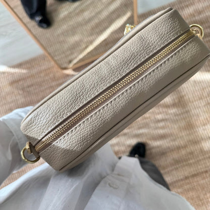 Bolso rectangular piel taupe pompón iniciales bordadas