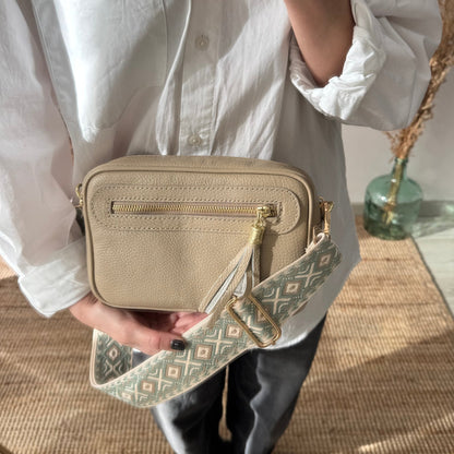 Bolso rectangular piel taupe pompón iniciales bordadas