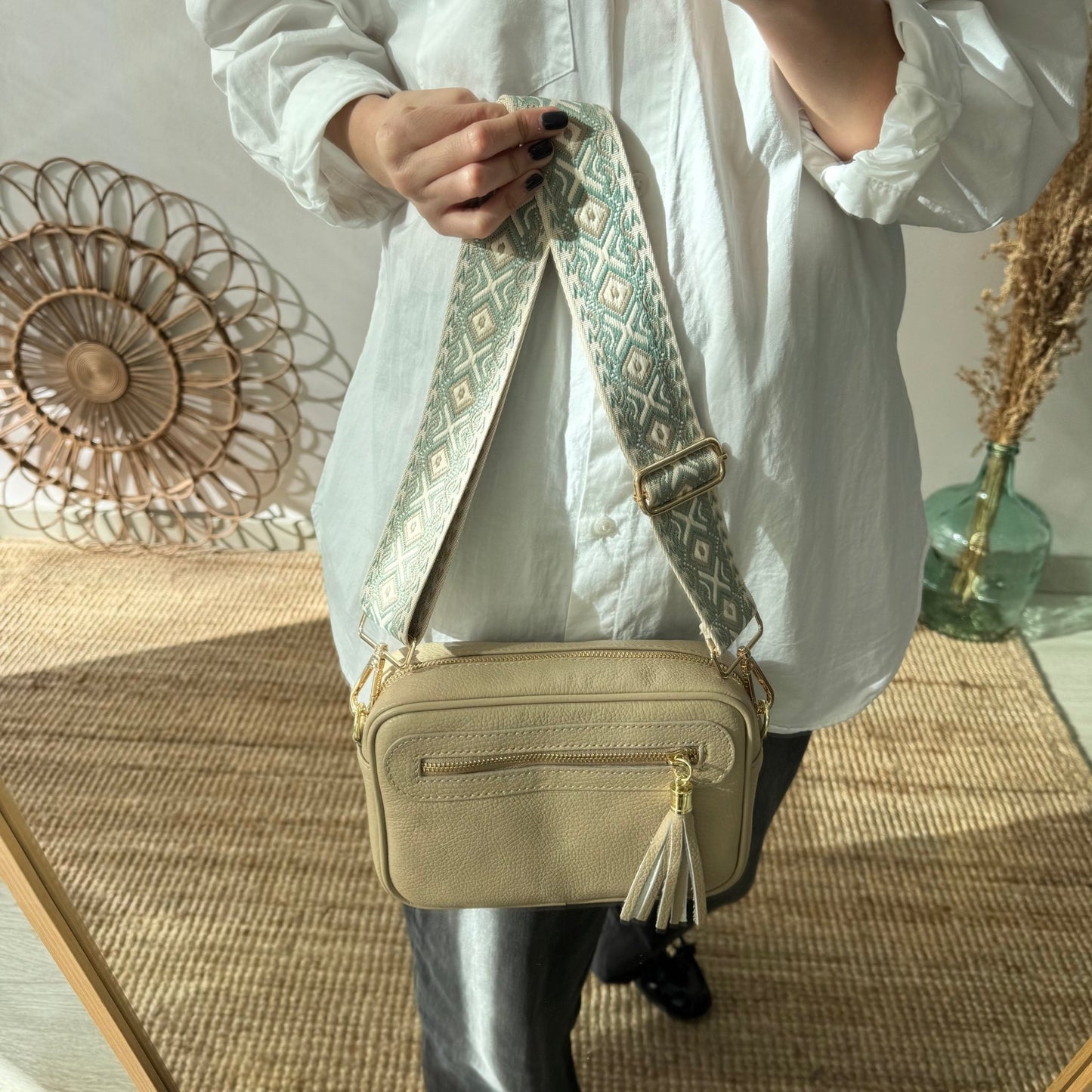 Bolso rectangular piel taupe pompón iniciales bordadas
