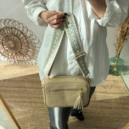Bolso rectangular piel taupe pompón iniciales bordadas