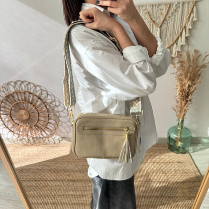 Bolso rectangular piel taupe pompón iniciales bordadas