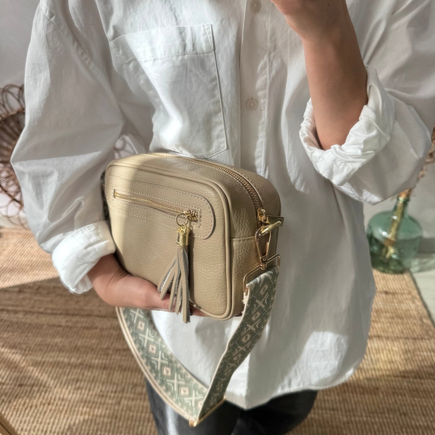 Bolso rectangular piel taupe pompón iniciales bordadas