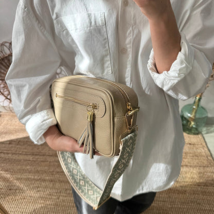 Bolso rectangular piel taupe pompón iniciales bordadas