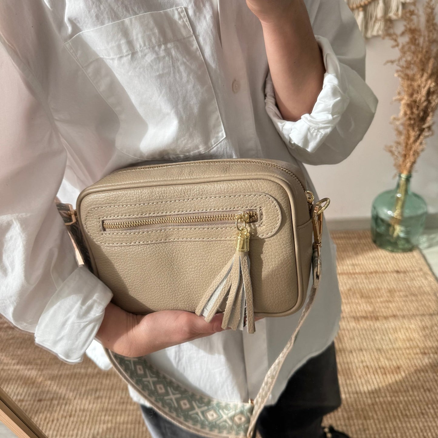 Bolso rectangular piel taupe pompón iniciales bordadas