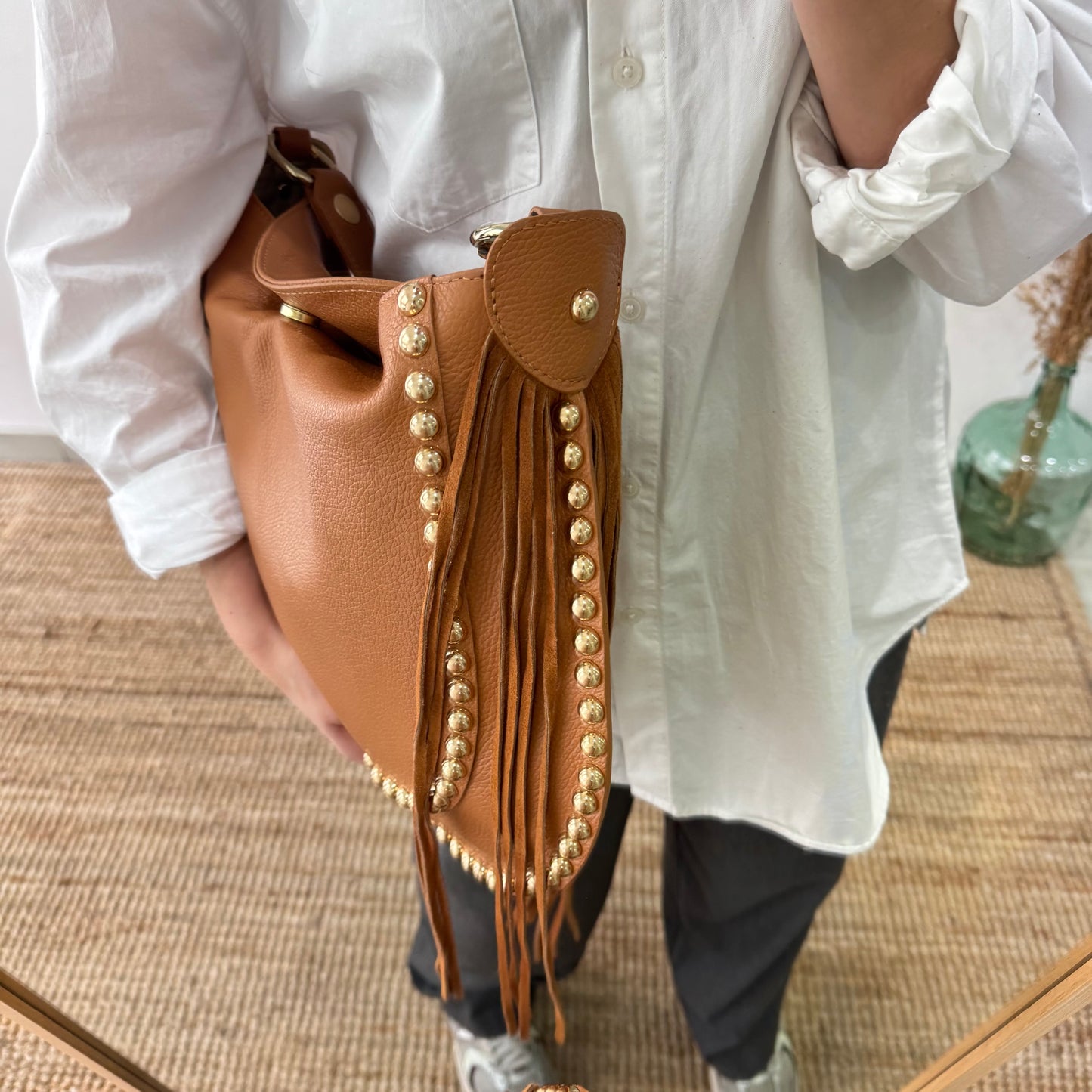 Bolso Hobo tachuelas y Flecos en Piel camel