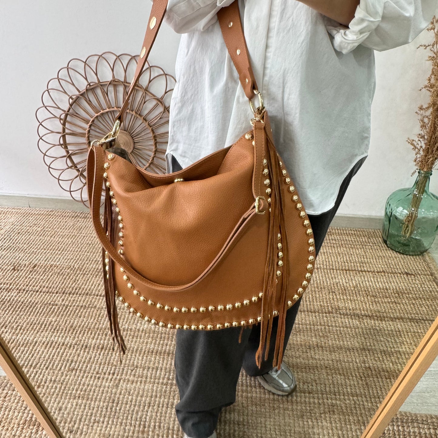 Bolso Hobo tachuelas y Flecos en Piel camel