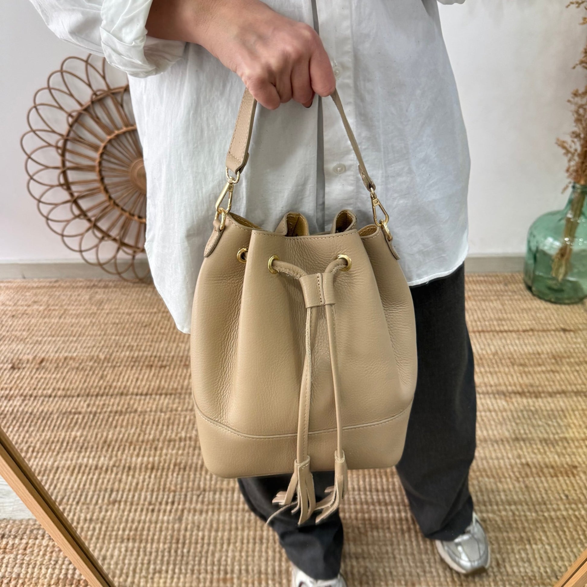 Bolso bucket piel taupe grande pompón iniciales bordadas - Bubbleshopbcn