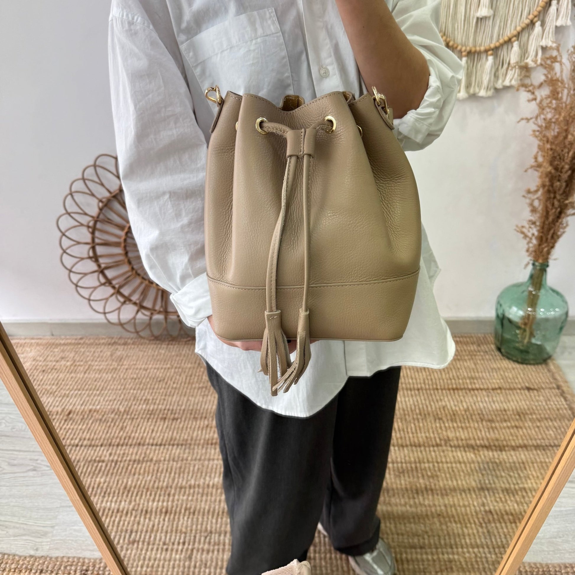 Bolso bucket piel taupe grande pompón iniciales bordadas - Bubbleshopbcn