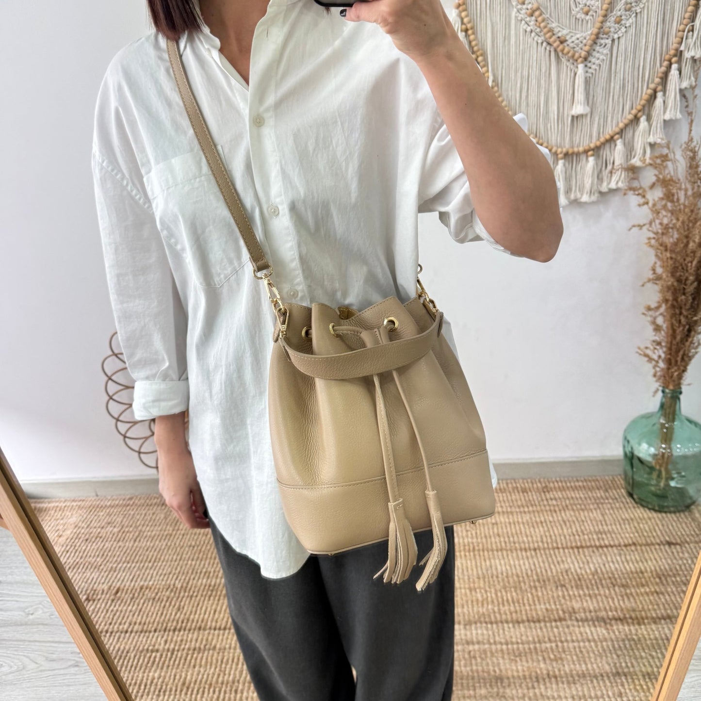 Bolso bucket piel taupe grande pompón iniciales bordadas - Bubbleshopbcn
