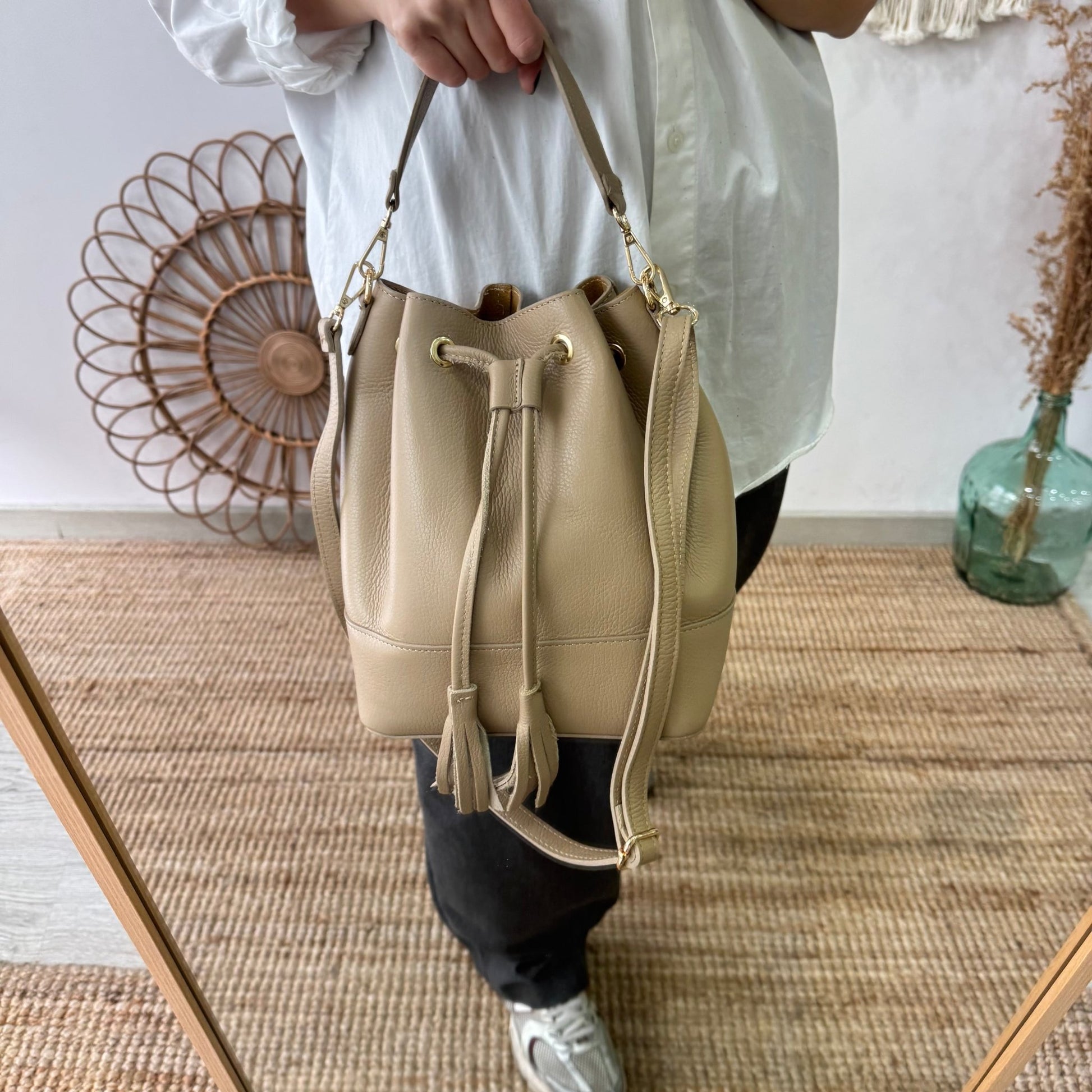 Bolso bucket piel taupe grande pompón iniciales bordadas - Bubbleshopbcn