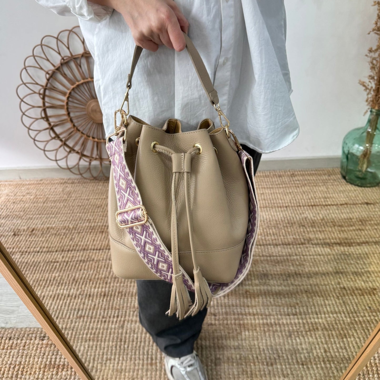 Bolso bucket piel taupe grande pompón iniciales bordadas - Bubbleshopbcn