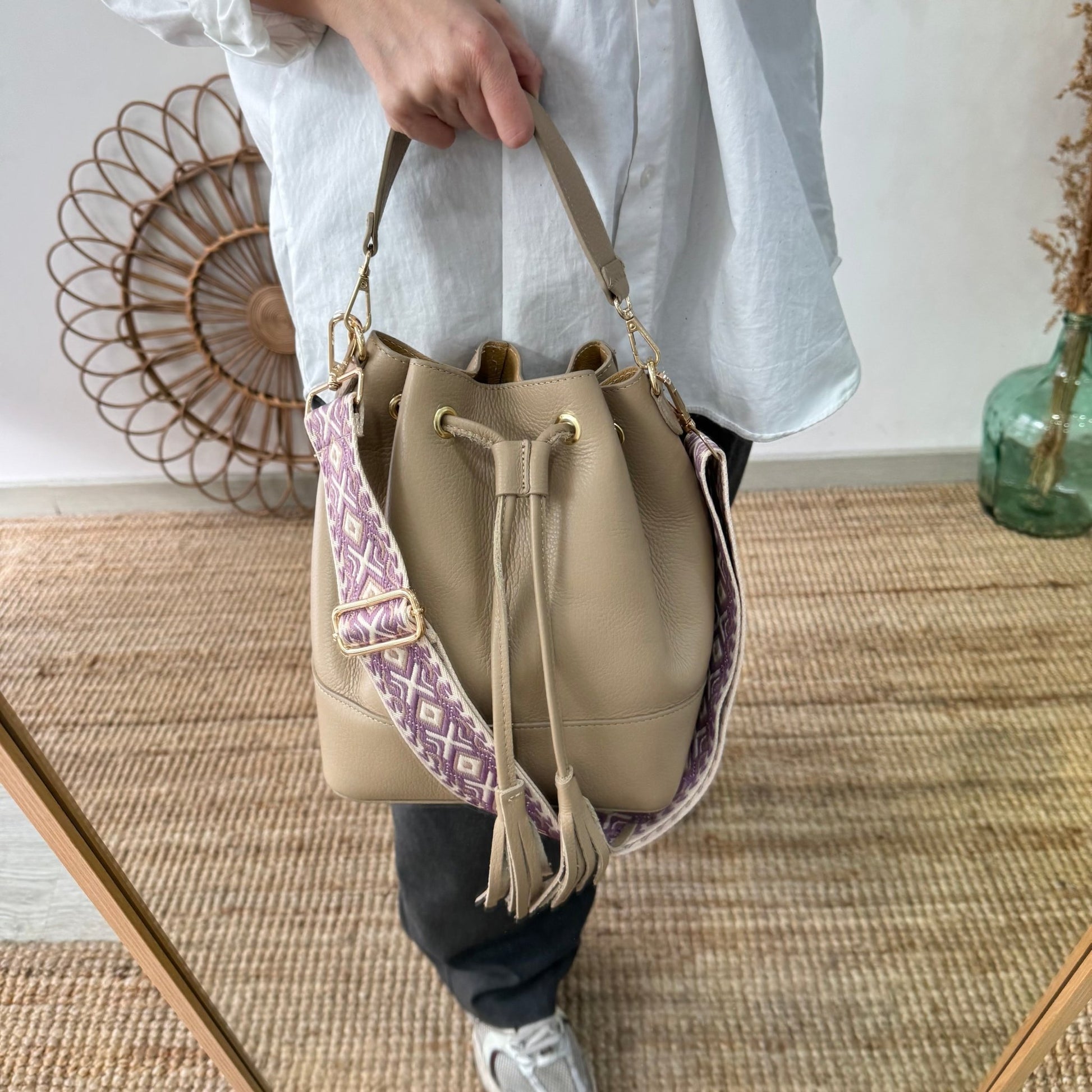Bolso bucket piel taupe grande pompón iniciales bordadas - Bubbleshopbcn