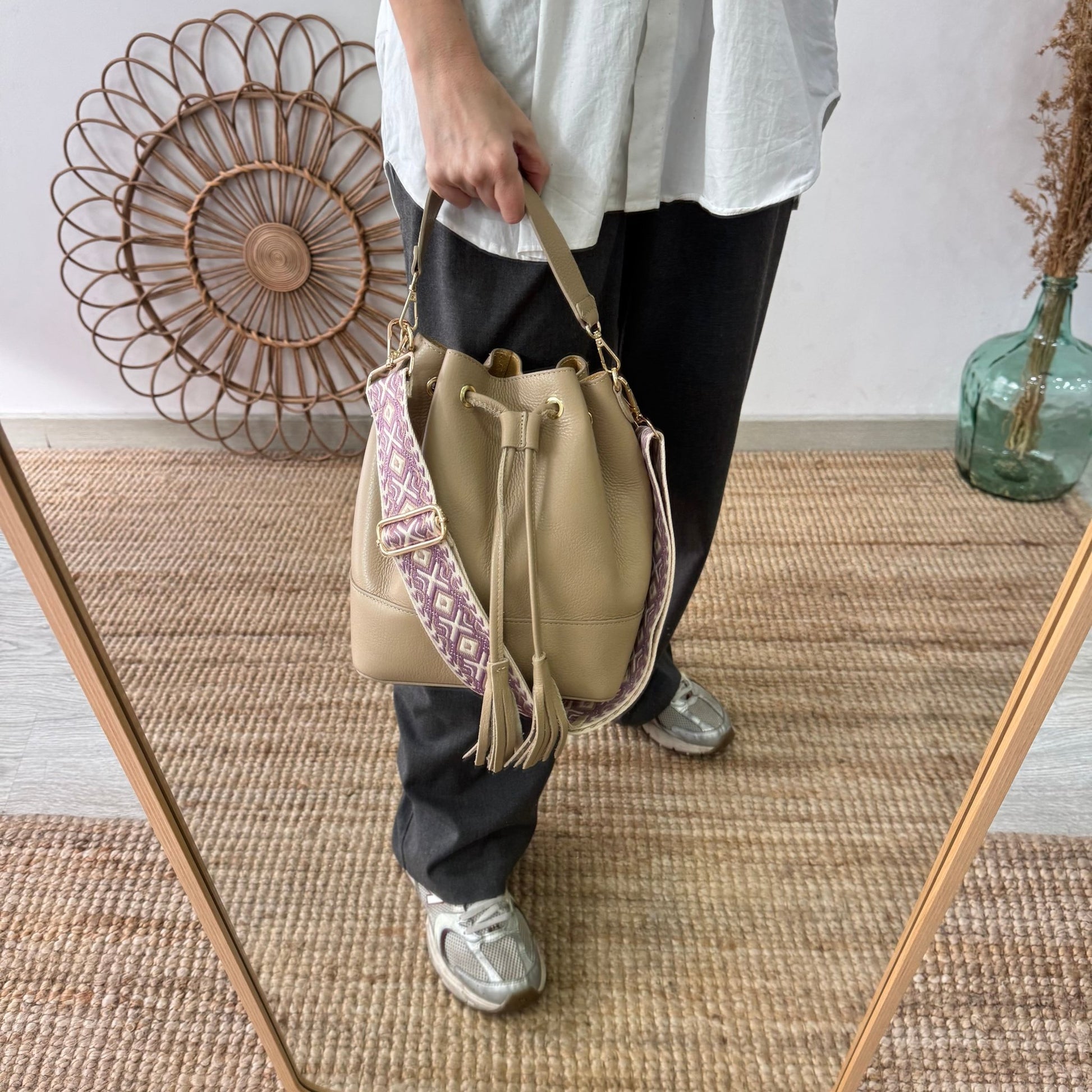 Bolso bucket piel taupe grande pompón iniciales bordadas - Bubbleshopbcn