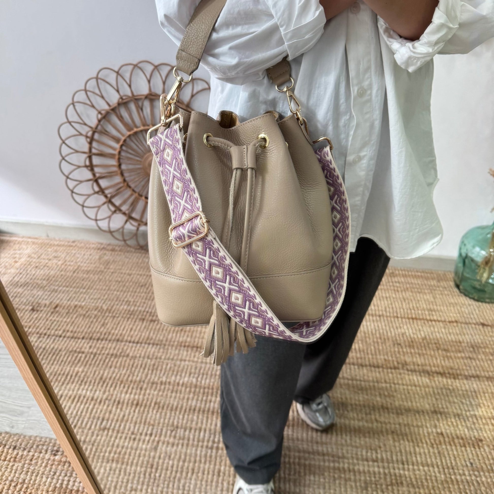 Bolso bucket piel taupe grande pompón iniciales bordadas - Bubbleshopbcn