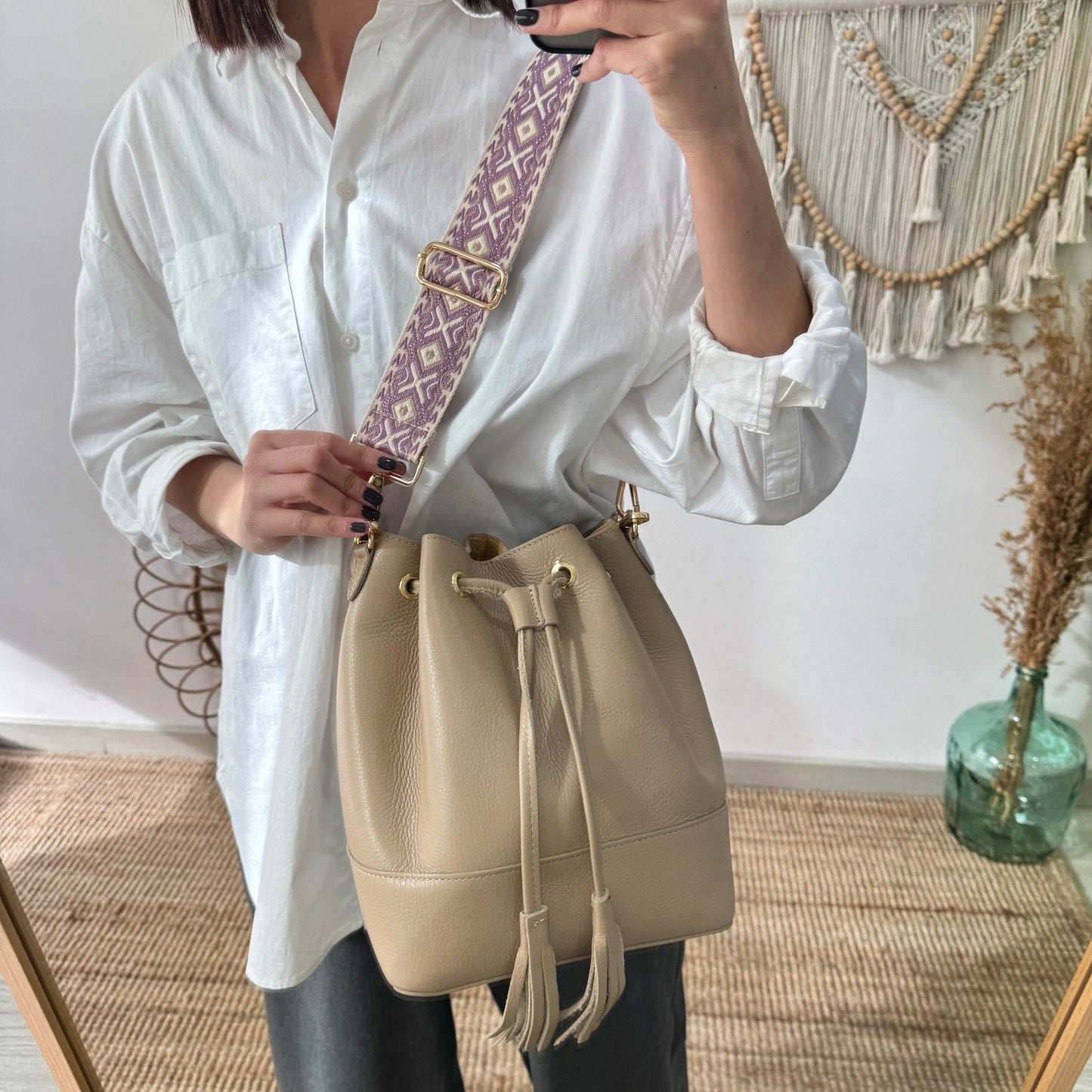 Bolso bucket piel taupe grande pompón iniciales bordadas - Bubbleshopbcn