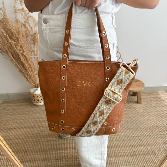 Shopper piel arandelas doradas iniciales bordadas camel