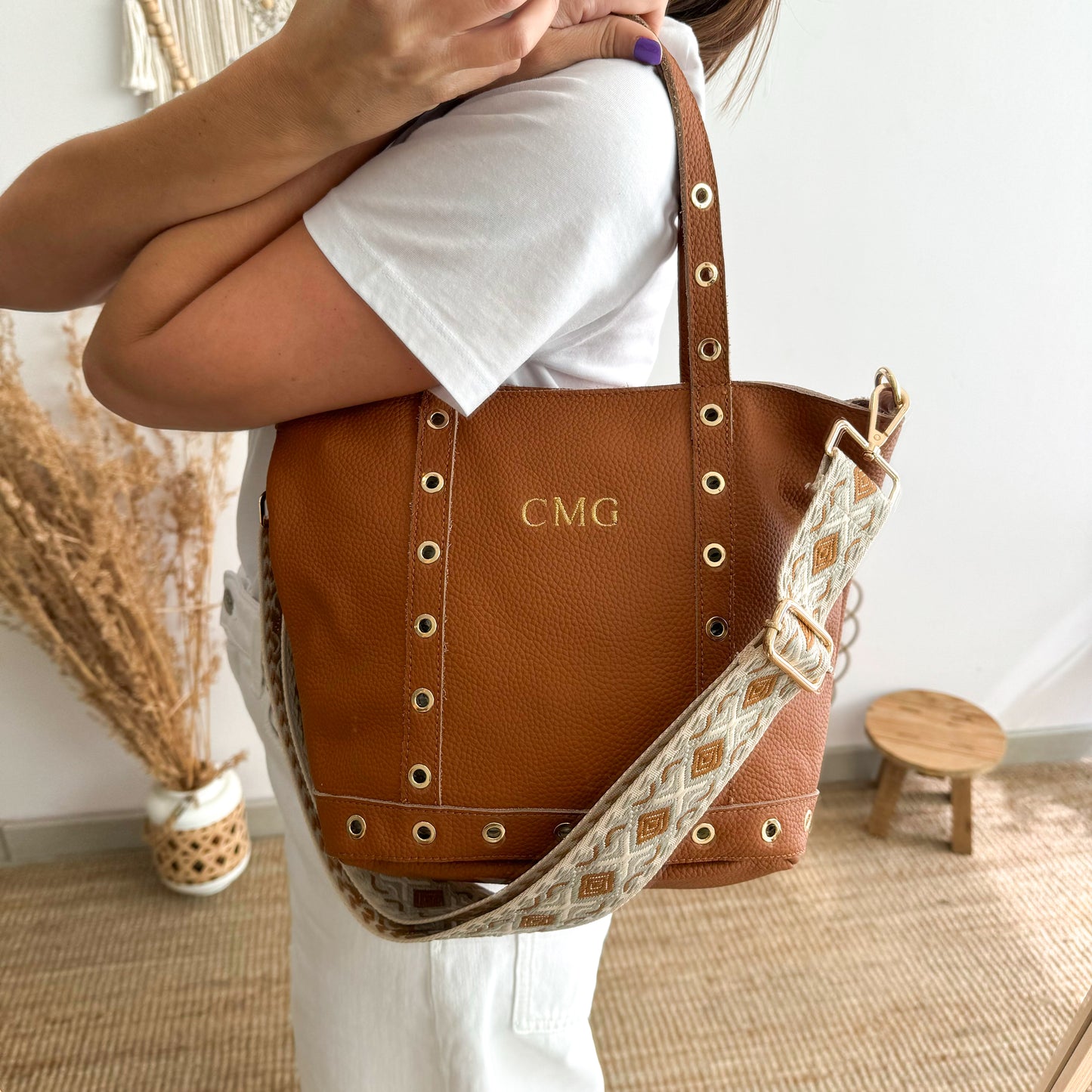 Shopper piel arandelas doradas iniciales bordadas camel