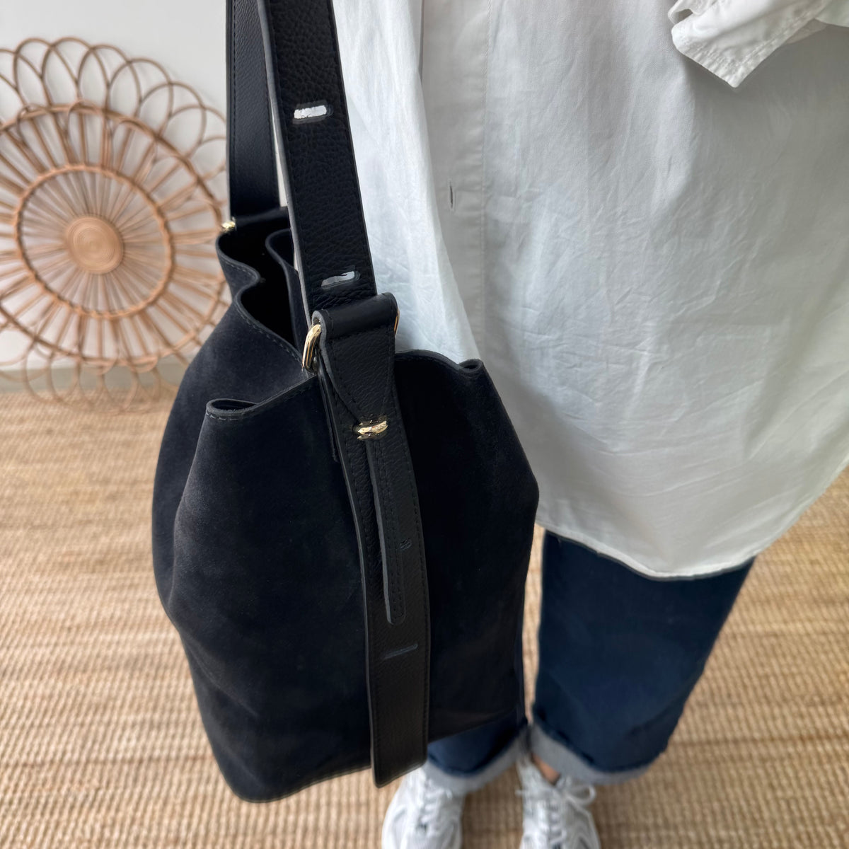 Bolso cubo serraje y piel negro