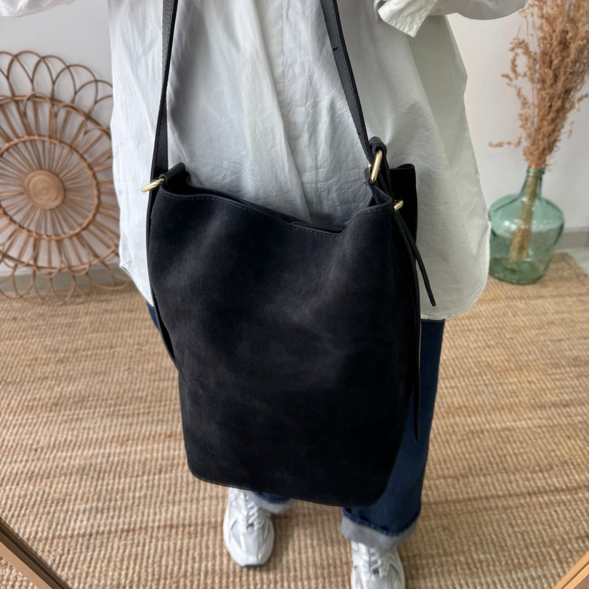 Bolso cubo serraje y piel negro