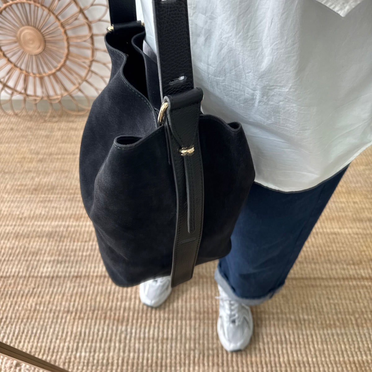 Bolso cubo serraje y piel negro