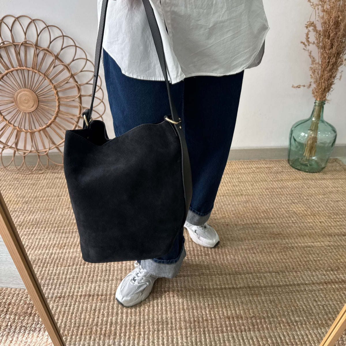 Bolso cubo serraje y piel negro