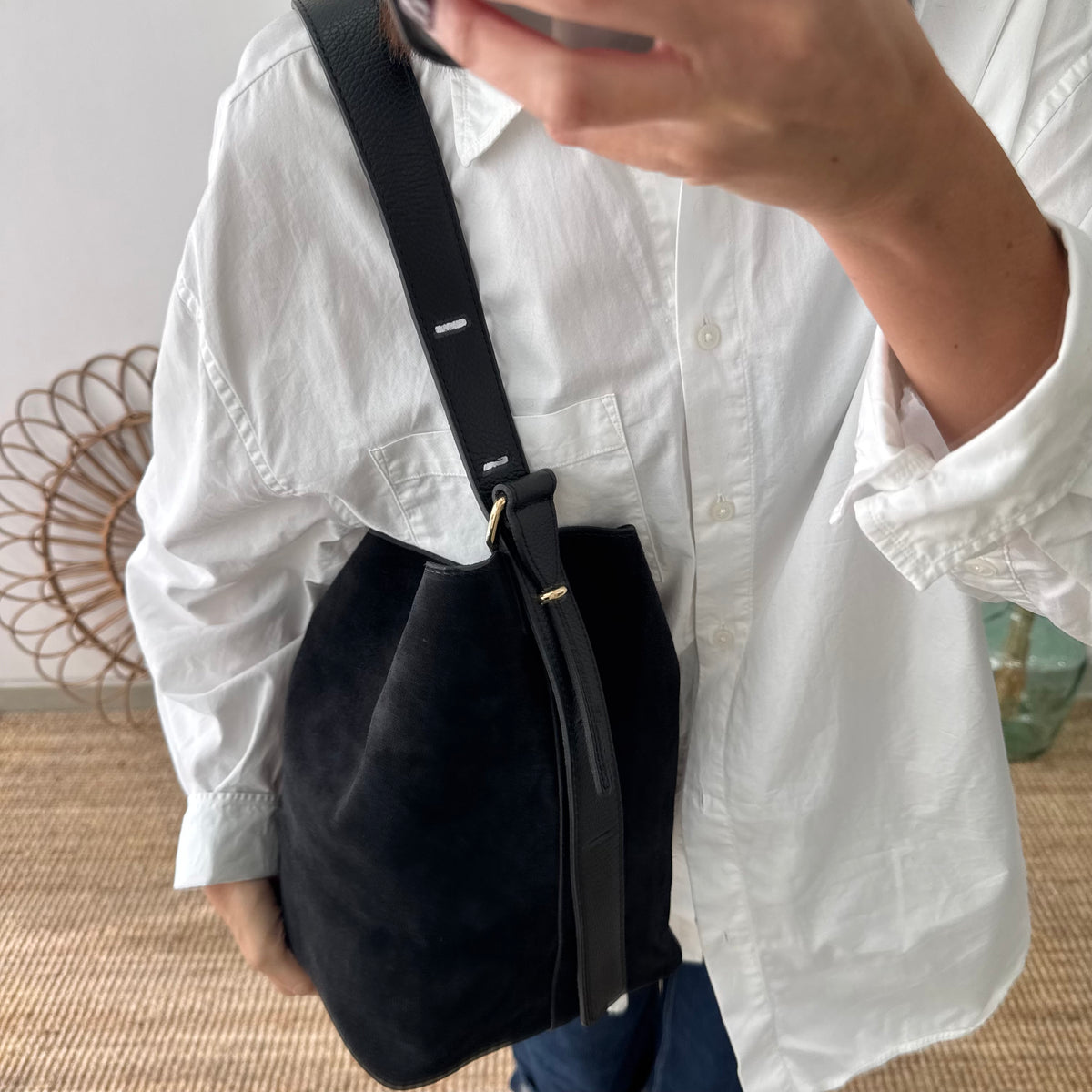 Bolso cubo serraje y piel negro