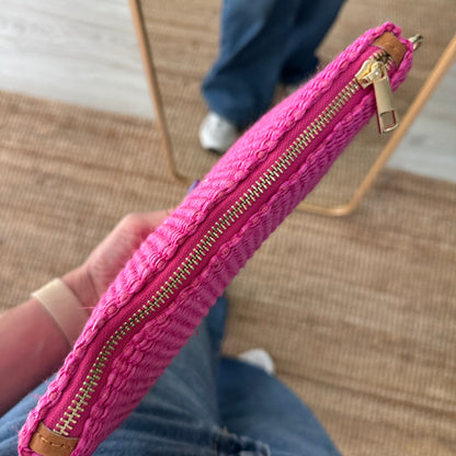 Bandolera rafia y piel fucsia iniciales bordadas