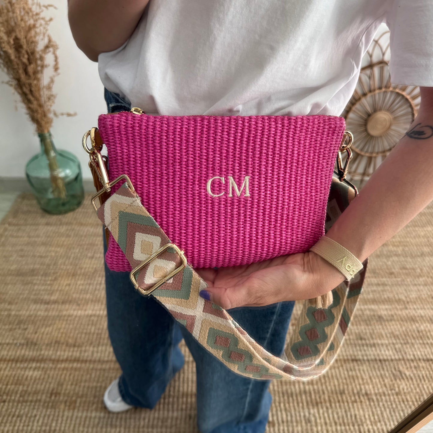 Bandolera rafia y piel fucsia iniciales bordadas