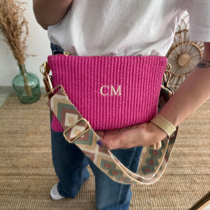 Bandolera rafia y piel fucsia iniciales bordadas
