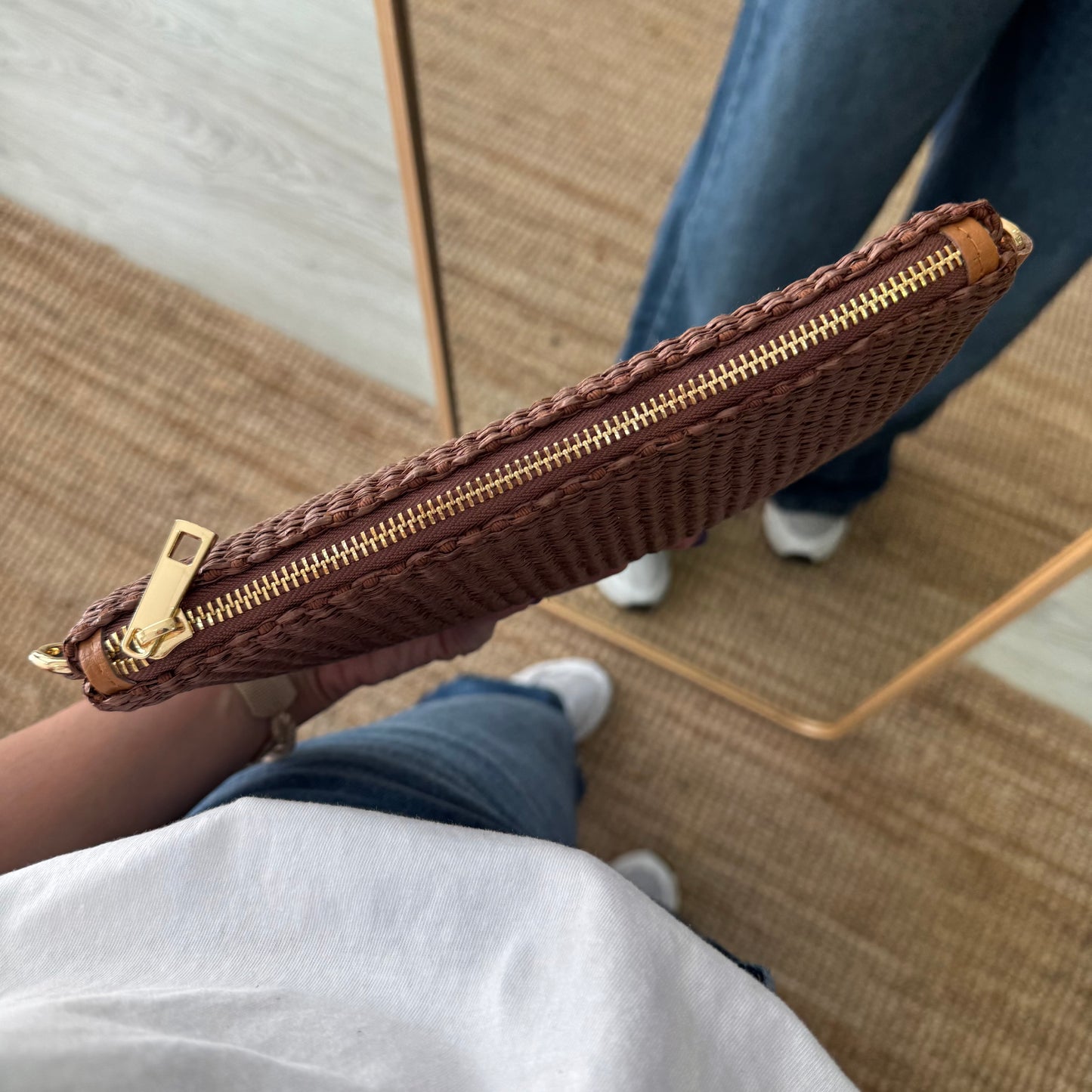 Bandolera rafia y piel marrón iniciales bordadas