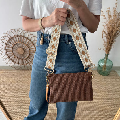 Bandolera rafia y piel marrón iniciales bordadas