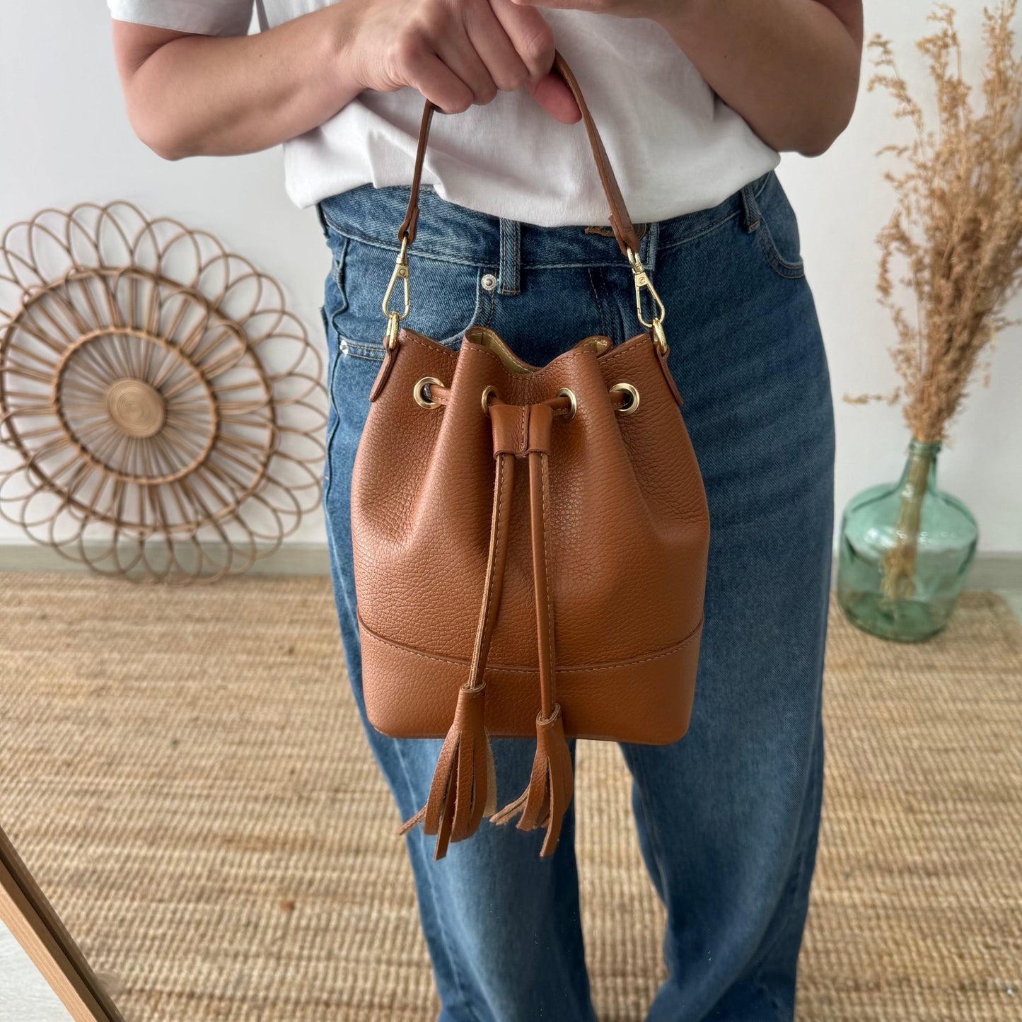 Bolso bucket piel camel pompón iniciales bordadas - Bubbleshopbcn