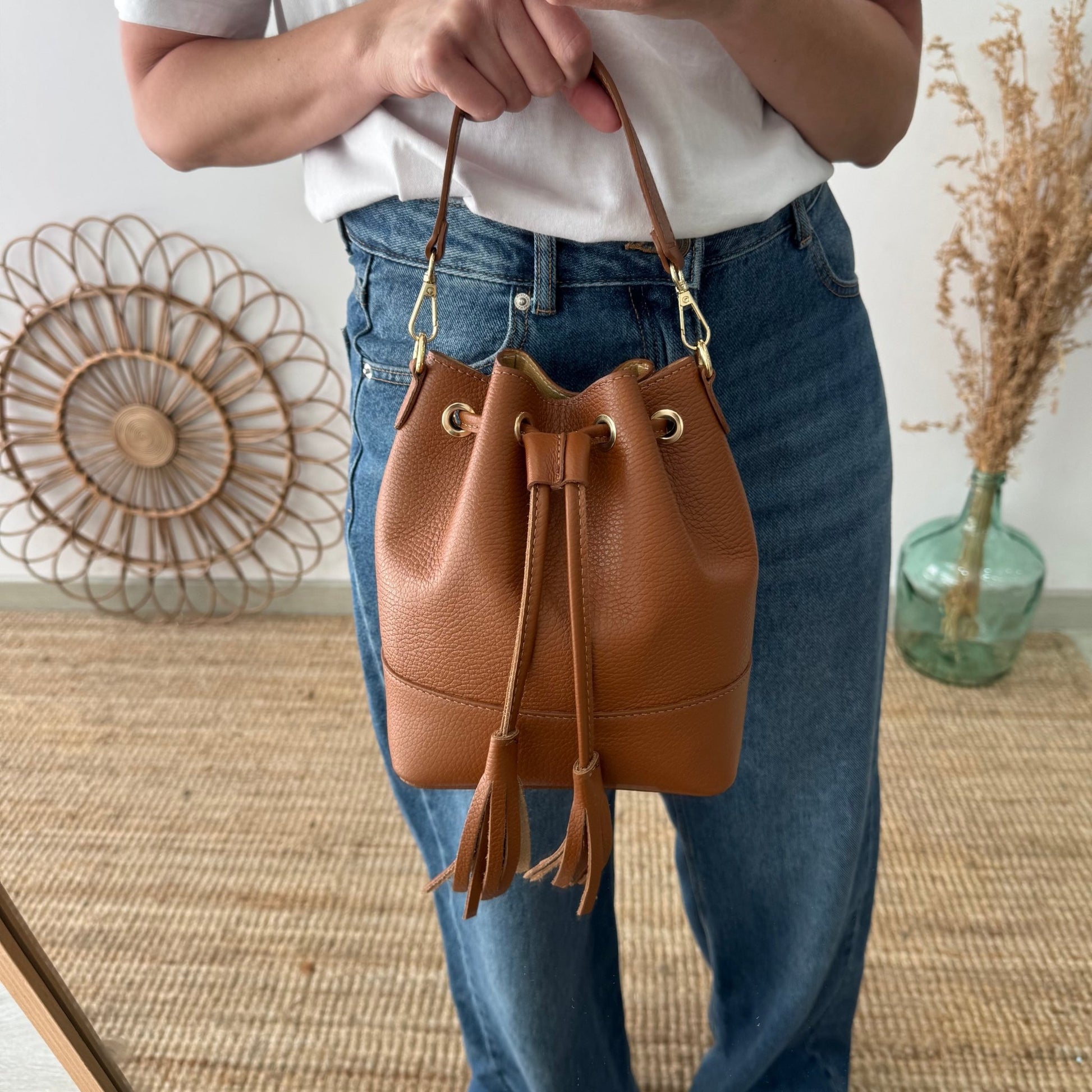 Bolso bucket piel camel pompón iniciales bordadas - Bubbleshopbcn