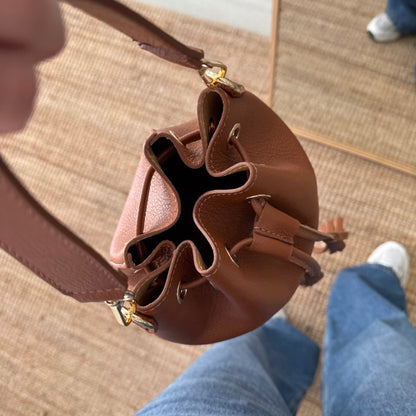 Bolso bucket piel camel pompón iniciales bordadas - Bubbleshopbcn