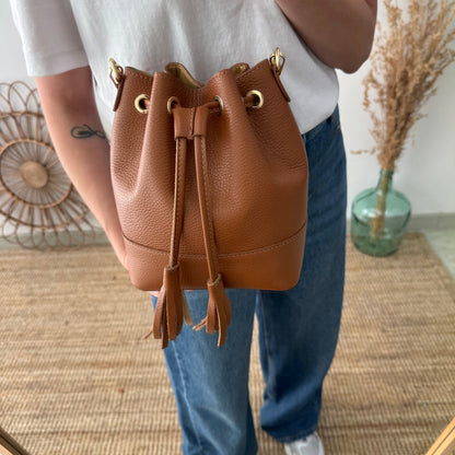 Bolso bucket piel camel pompón iniciales bordadas - Bubbleshopbcn
