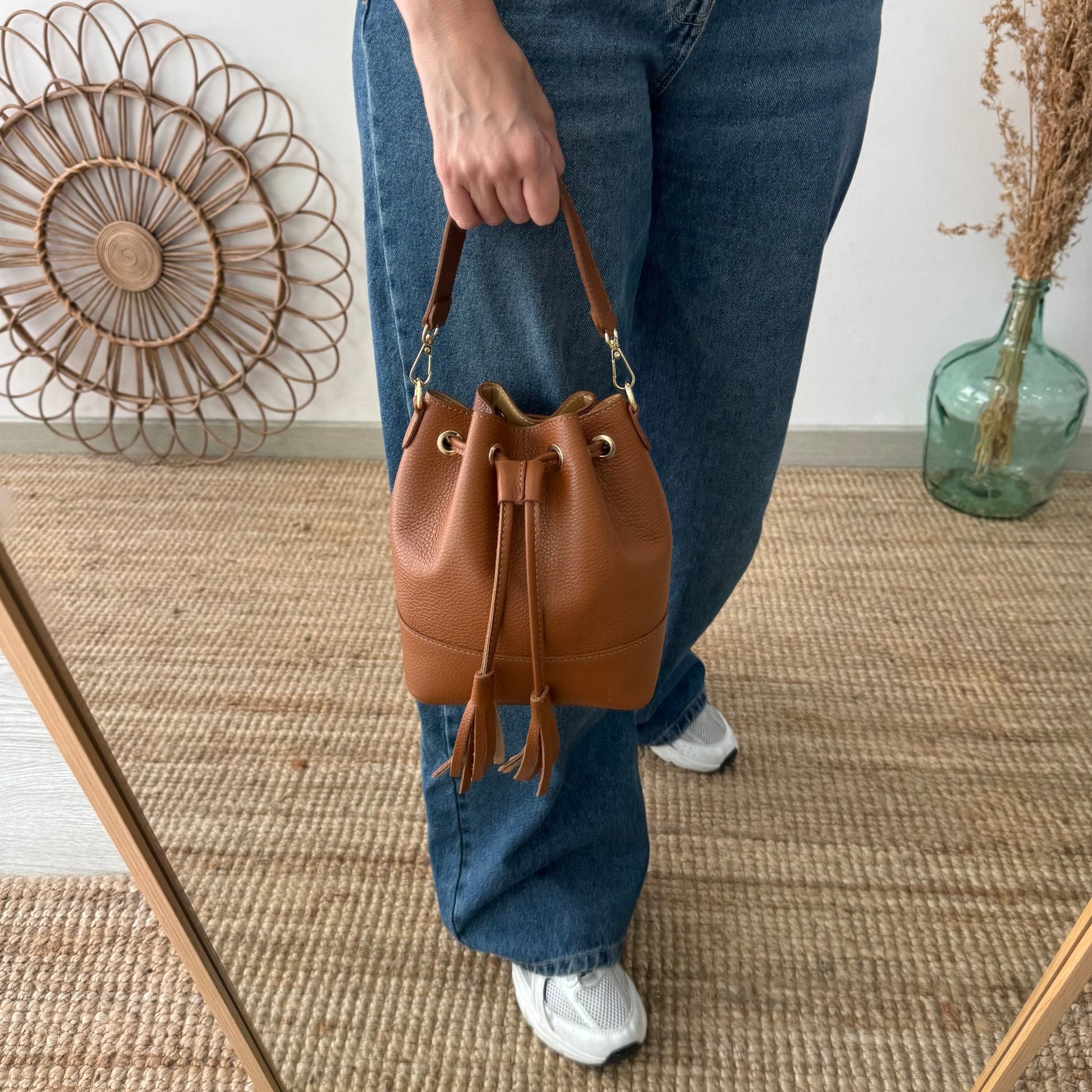 Bolso bucket piel camel pompón iniciales bordadas - Bubbleshopbcn