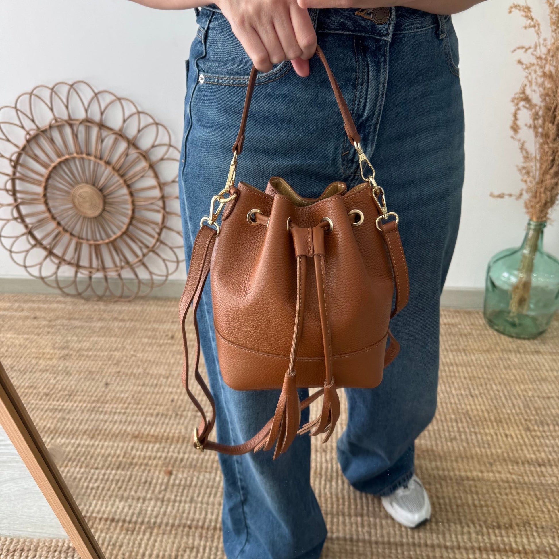 Bolso bucket piel camel pompón iniciales bordadas - Bubbleshopbcn