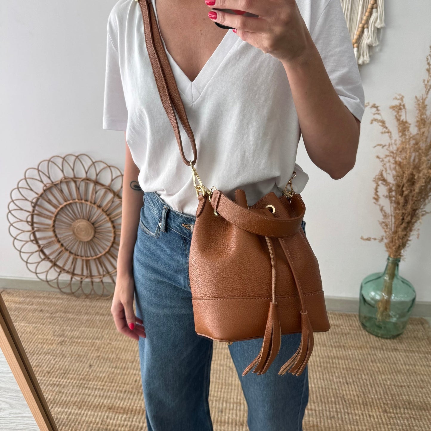 Bolso bucket piel camel pompón iniciales bordadas - Bubbleshopbcn