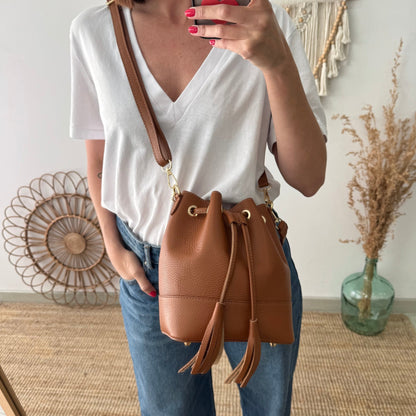Bolso bucket piel camel pompón iniciales bordadas - Bubbleshopbcn