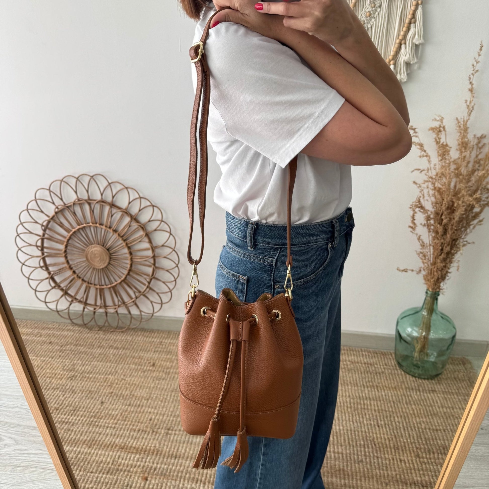 Bolso bucket piel camel pompón iniciales bordadas - Bubbleshopbcn