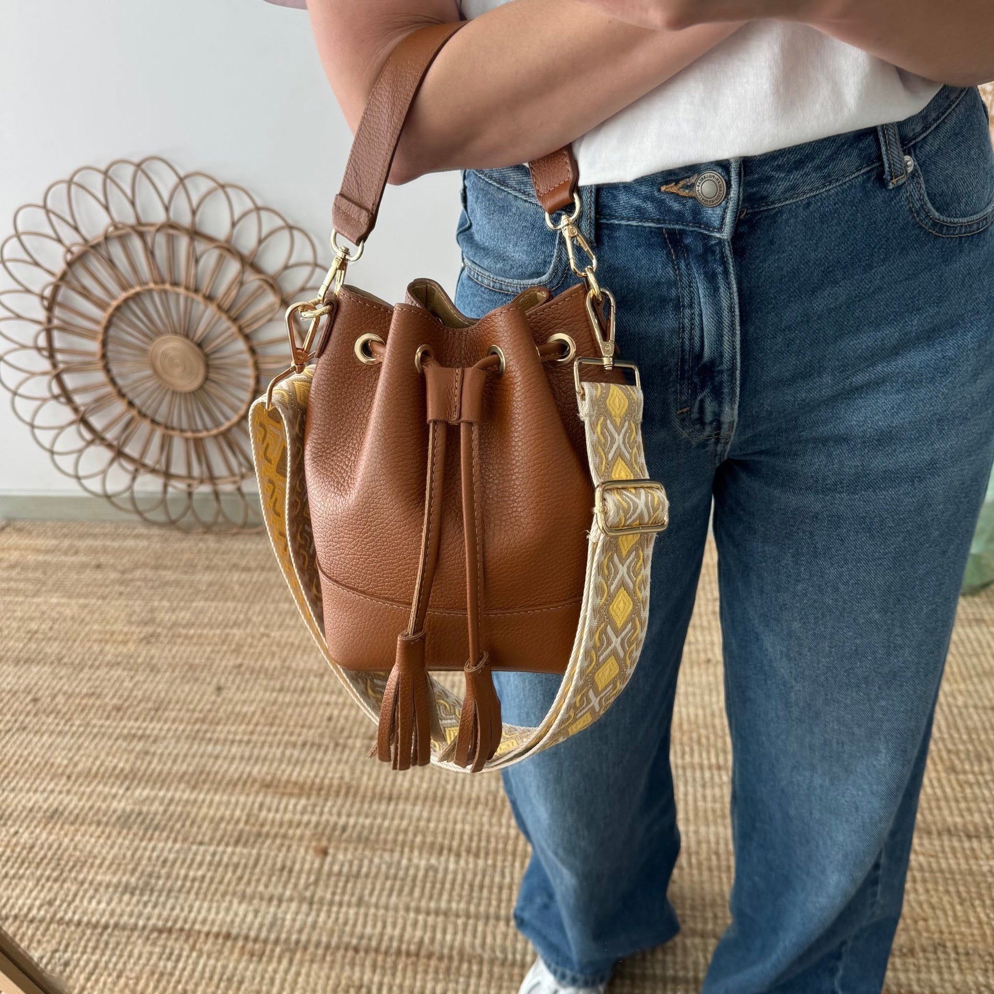 Bolso bucket piel camel pompón iniciales bordadas - Bubbleshopbcn