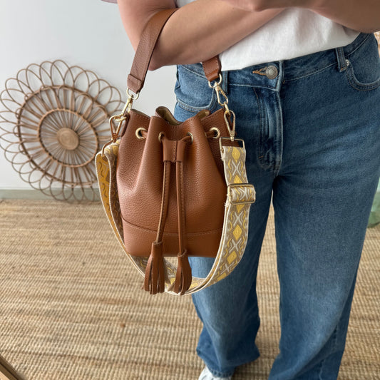 Bolso bucket piel camel pompón iniciales bordadas