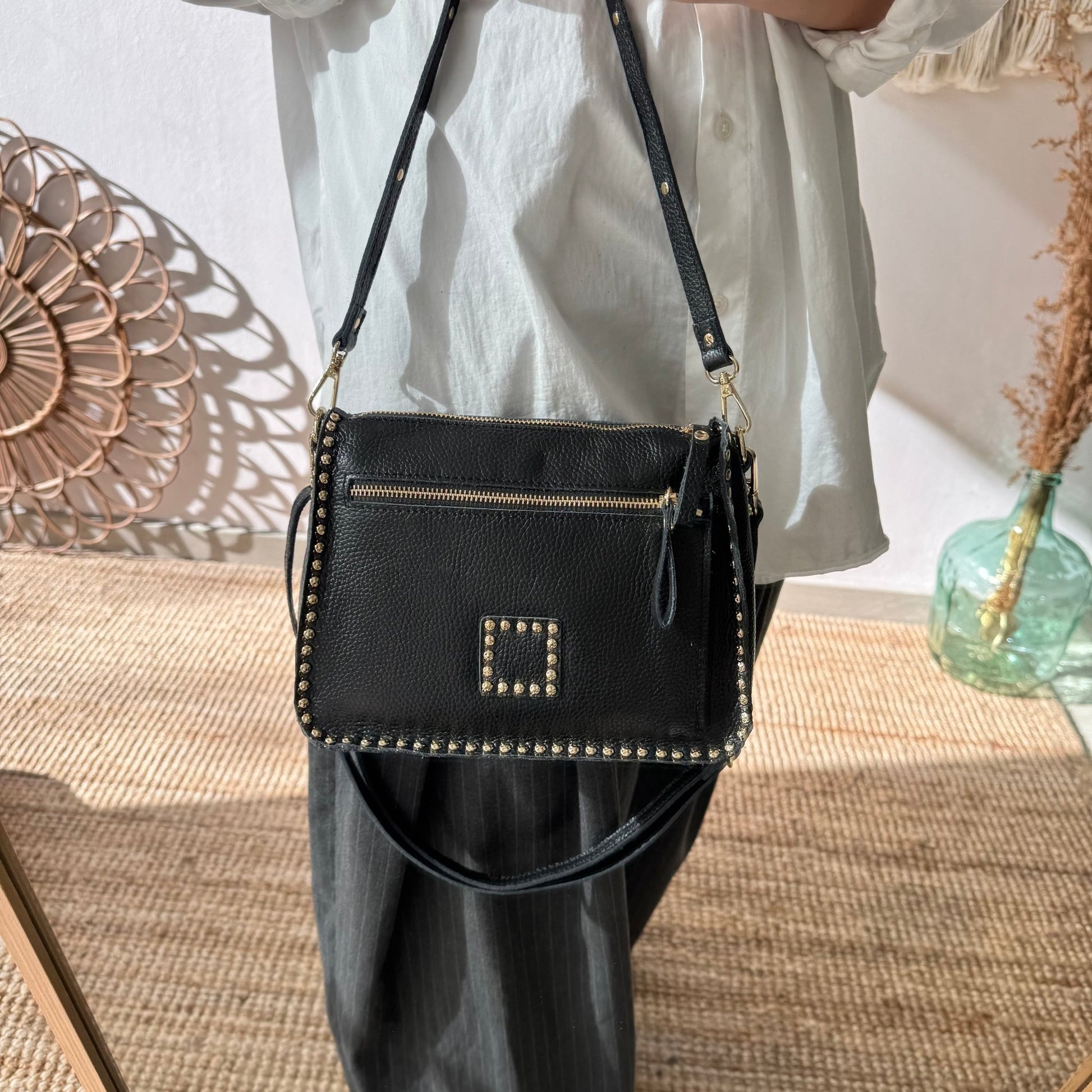 Bolso negro piel tachuelas doradas - Bubbleshopbcn